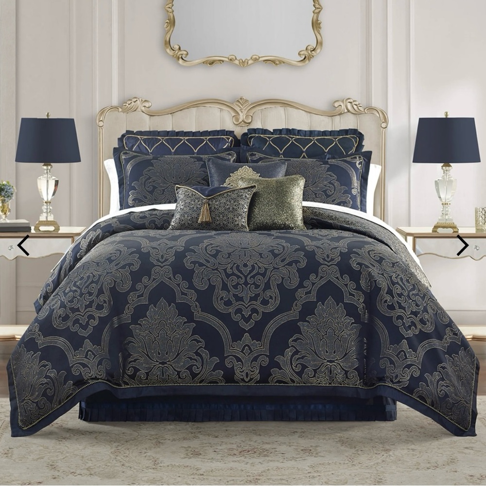 Beautiful Waterford 5 piece comforter set Navy